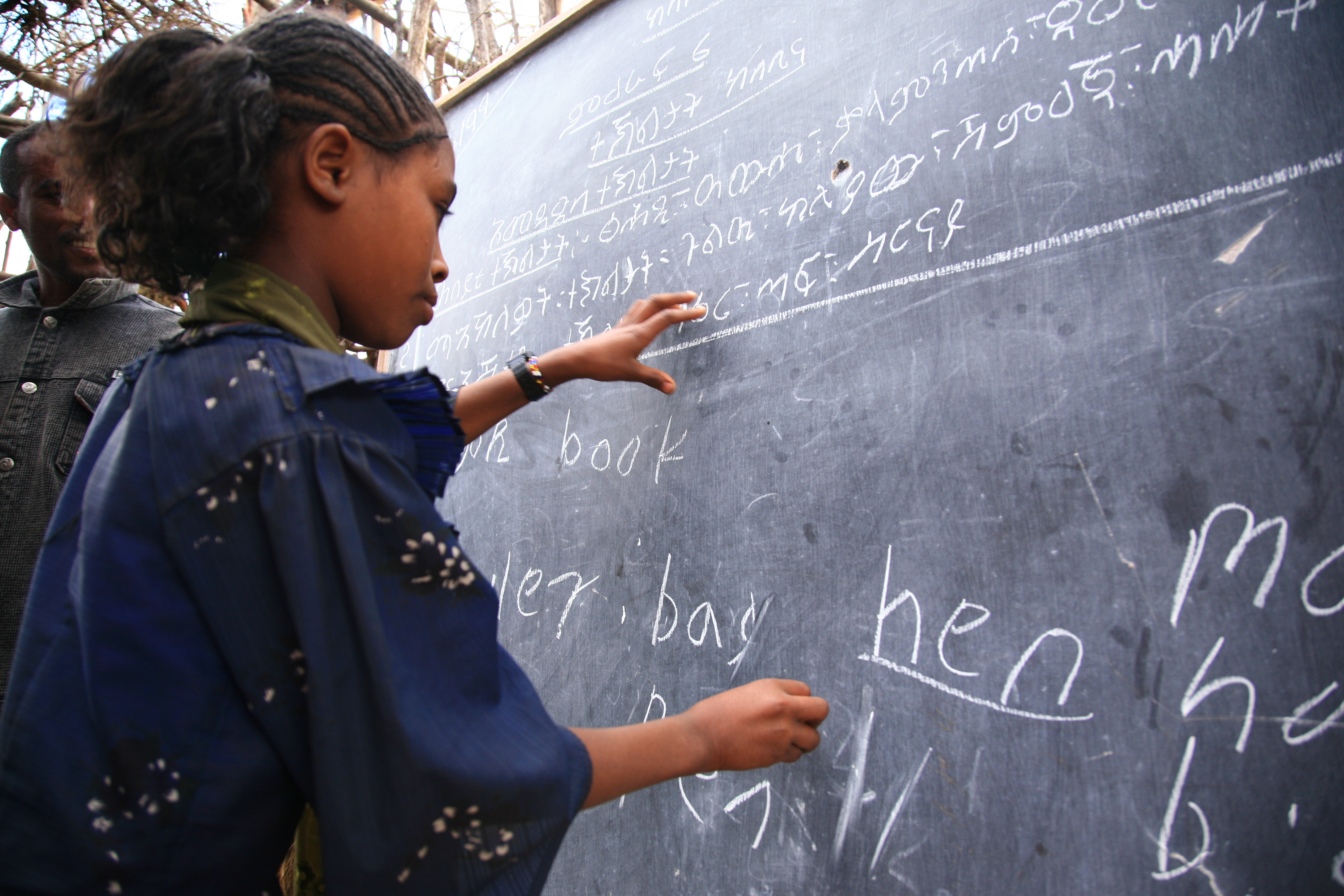 Una studentessa con un docente. Migliorare la formazione universitaria permettera` all'Etiopia di avere docenti preparati.